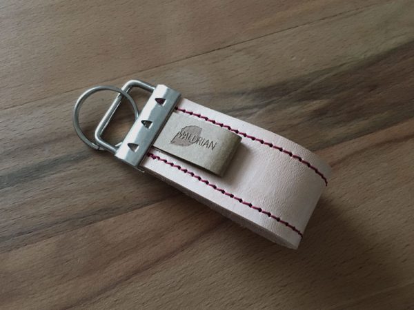 Edler Schlüsselanhänger BC Rinnenthal aus Leder mit Ziernaht und Schließe altmessingfarben - Größe Midi