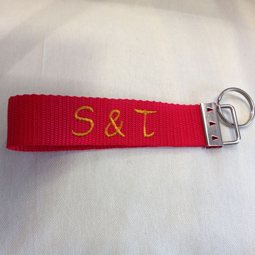 Schlüsselanhänger rot Wunschtext bestickt einseitig Name Gurtband Farben 
