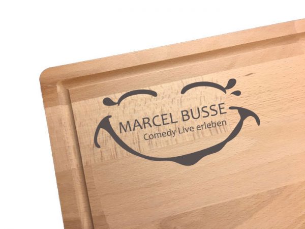 Großes massives Schneidebrett aus Buchenholz, lasergraviert mit Logo Marcel Busse - Comedy Live Erleben – Bild 2