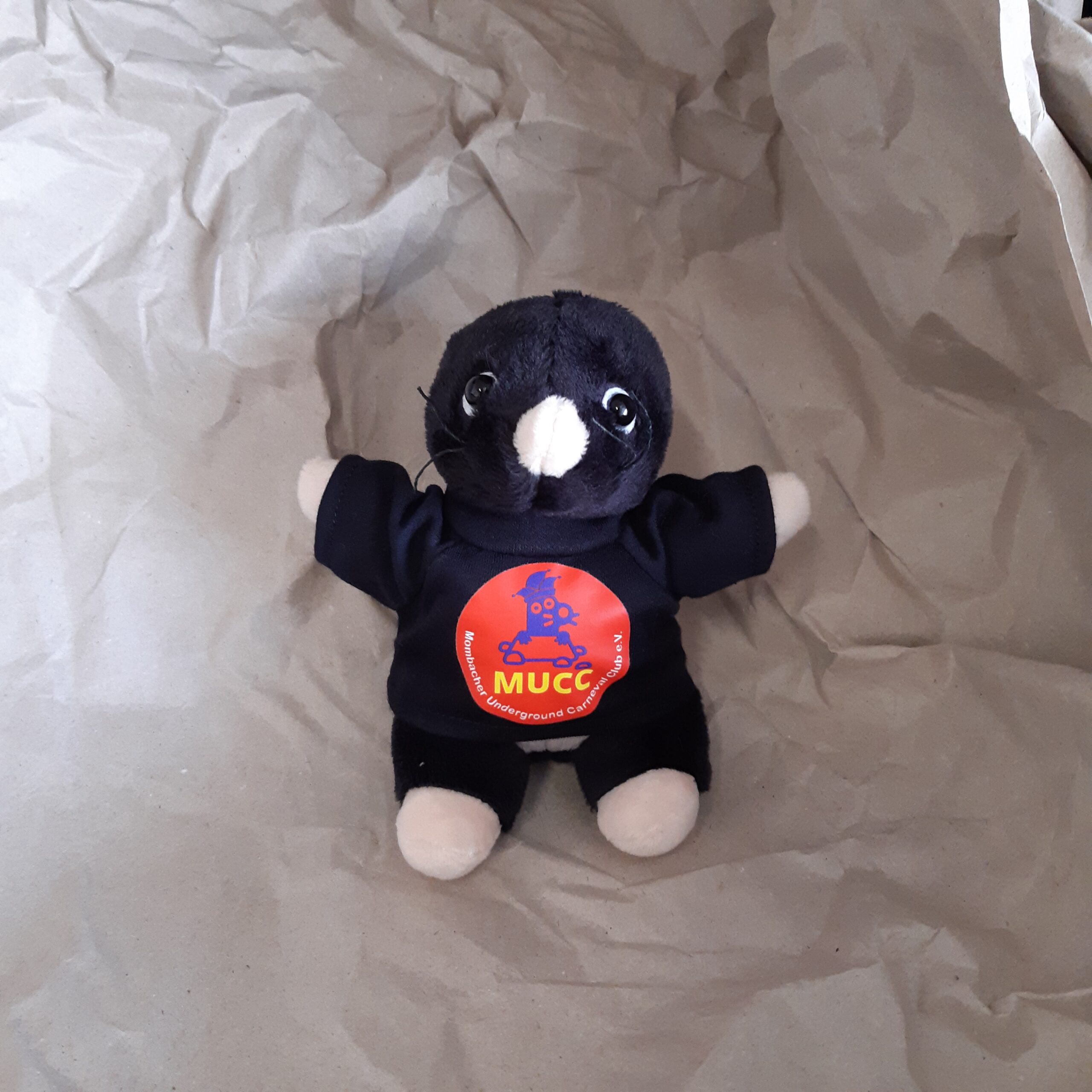 Plüsch-Maulwurf "MUCCi" des Mombacher Underground Carneval Club e.V. mit Logo auf dem Shirt