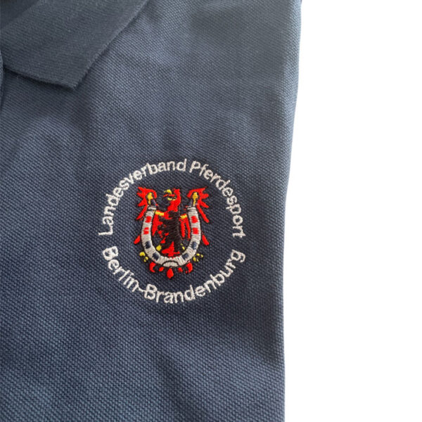 Herren Polo Piqué mit Stickerei Logo Landesverband Pferdesport Berlin-Brandenburg e.V. - Abverkauf – Bild 2