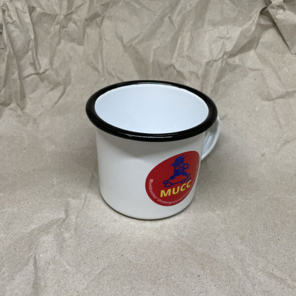 Emaille-Tasse im Retro-Look mit Logo des Mombacher Underground Carneval Club e.V. – Bild 3