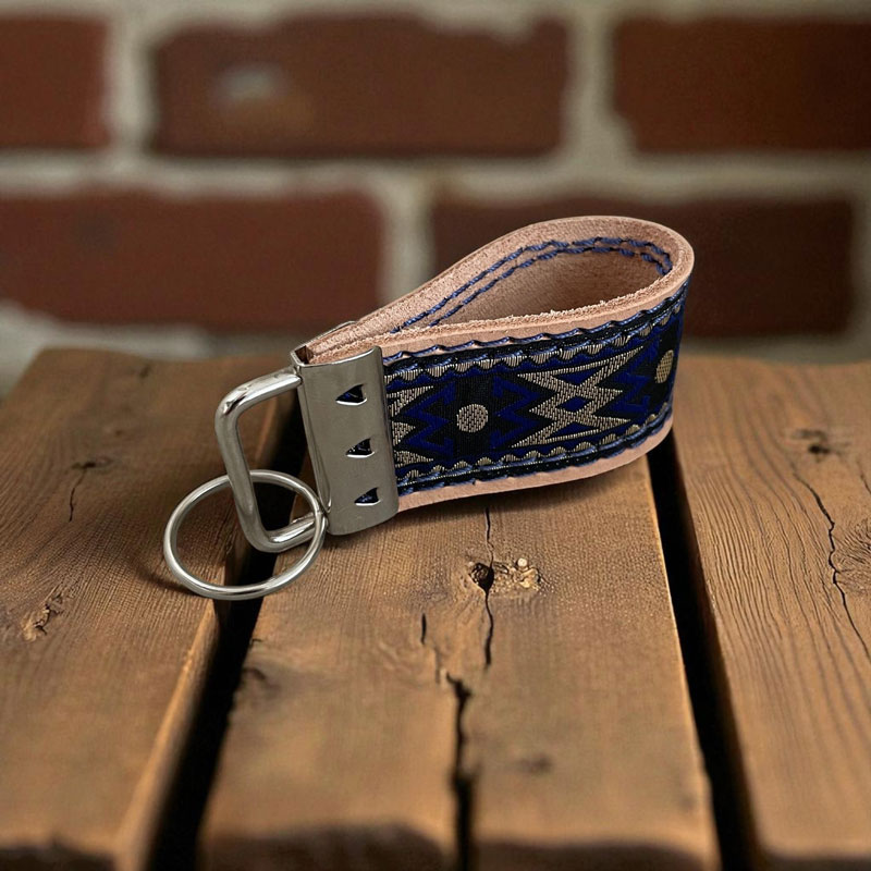 Mit Brokatband vernäht - edler Schlüsselanhänger aus pflanzlich gegerbtem Leder mit Ziernähten und silberfarbener Schließe – Bild 5