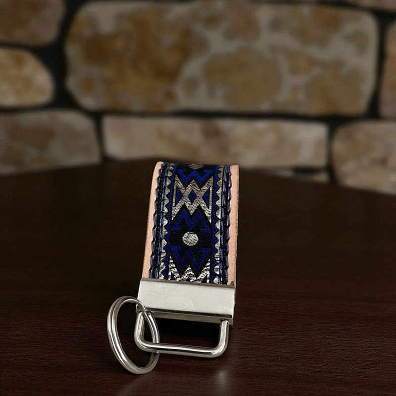 Mit Brokatband vernäht - edler Schlüsselanhänger aus pflanzlich gegerbtem Leder mit Ziernähten und silberfarbener Schließe – Bild 6