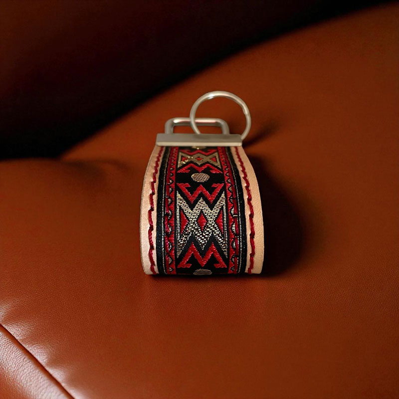 Mit Brokatband vernäht - edler Schlüsselanhänger aus pflanzlich gegerbtem Leder mit Ziernähten und silberfarbener Schließe – Bild 4