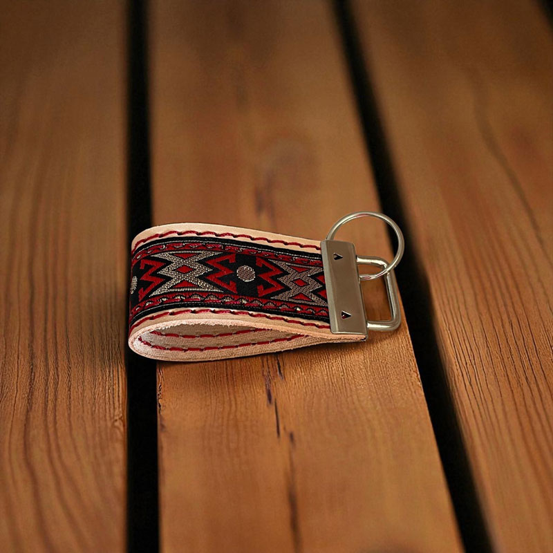 Mit Brokatband vernäht - edler Schlüsselanhänger aus pflanzlich gegerbtem Leder mit Ziernähten und silberfarbener Schließe – Bild 7