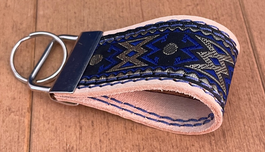 Mit Brokatband vernäht - edler Schlüsselanhänger aus pflanzlich gegerbtem Leder mit Ziernähten und silberfarbener Schließe – Bild 2
