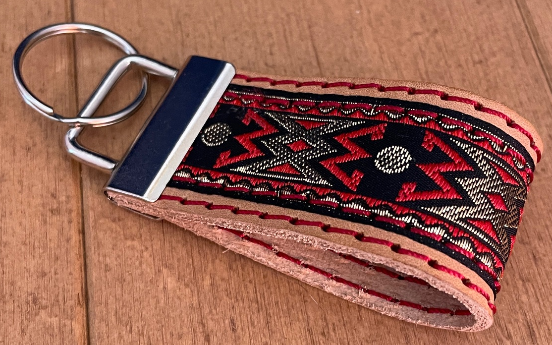 Mit Brokatband vernäht - edler Schlüsselanhänger aus pflanzlich gegerbtem Leder mit Ziernähten und silberfarbener Schließe – Bild 8