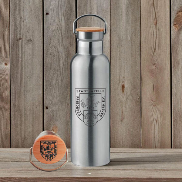 Edelstahl-Thermoflasche mit Bambusdeckel Logo-Aufdruck Stadtkapelle Friedberg e.V. und Gravur auf dem Deckel - Name optional gegen Aufpreis